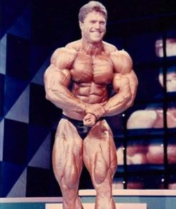 posa di most muscular per il campione Gary Strydom sul palco della WBF